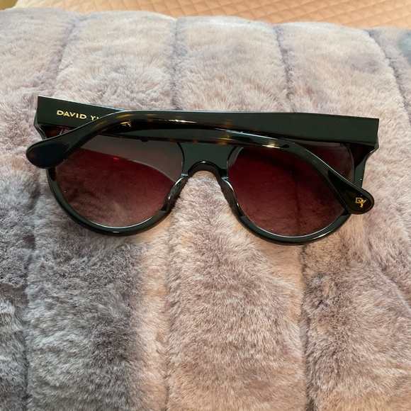 Pre-Loved David Yurman Tortoise Women Sunglasses display picture 1